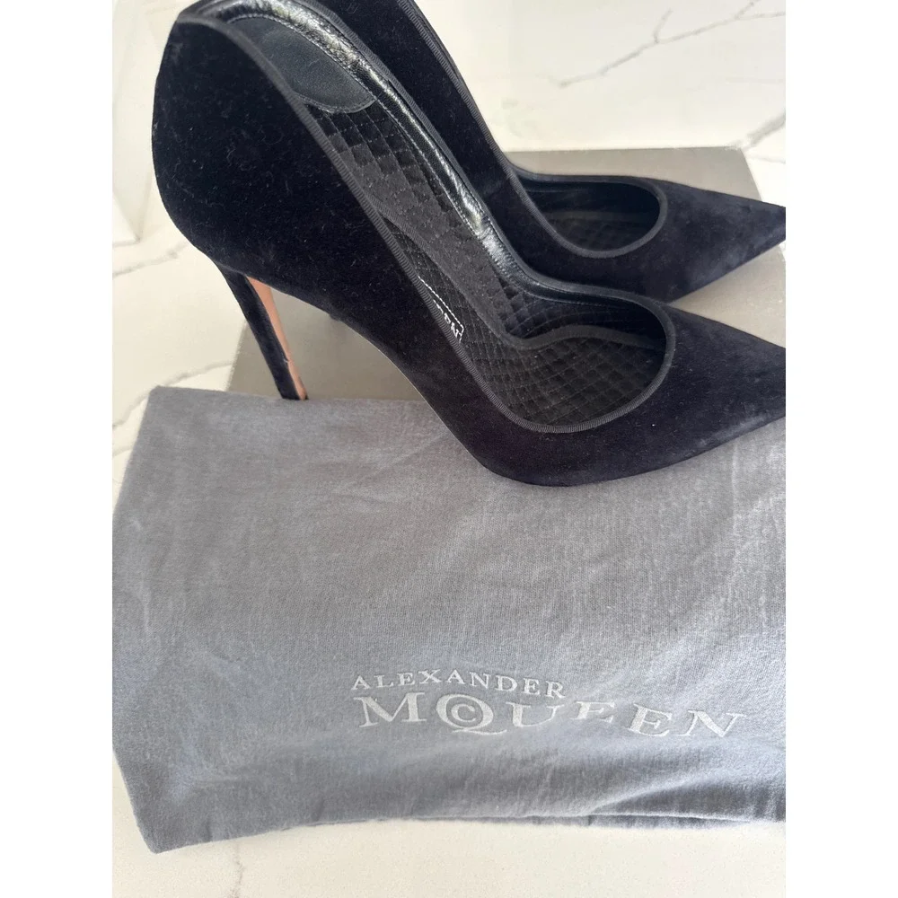 Alexander McQueen Black Velvet Pointed Toe Stiletto Pumps Size 39 Made in Italy